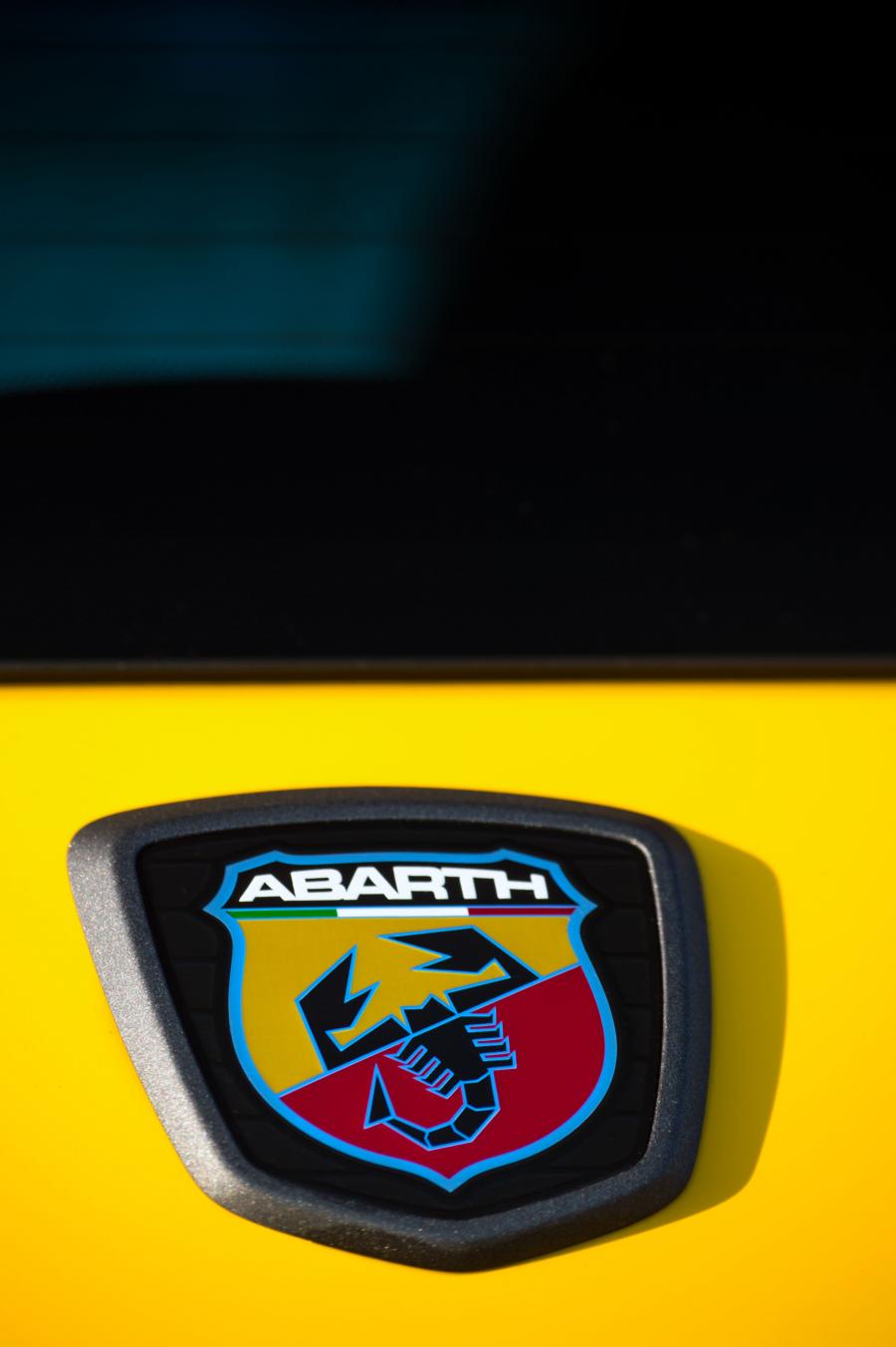 Логотип Abarth 695 Biposto Record (312) 2015 года  (UK) (фото 31 из 31)
